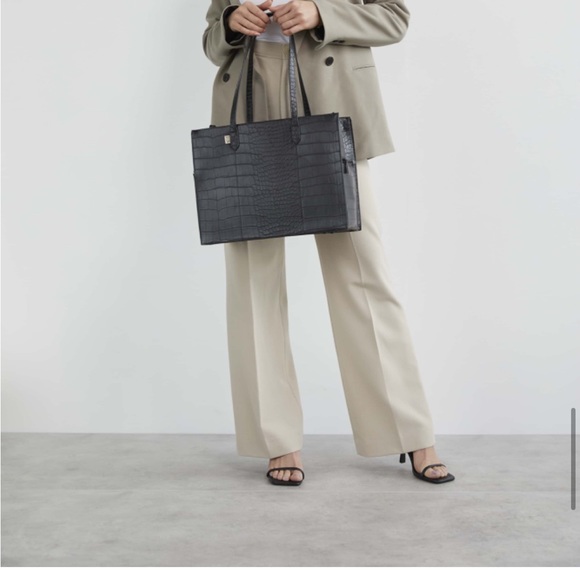 BIES The Work Tote in Black Croc. LIKE NEW. sturdy, fashionable& professional - Picture 5 of 8